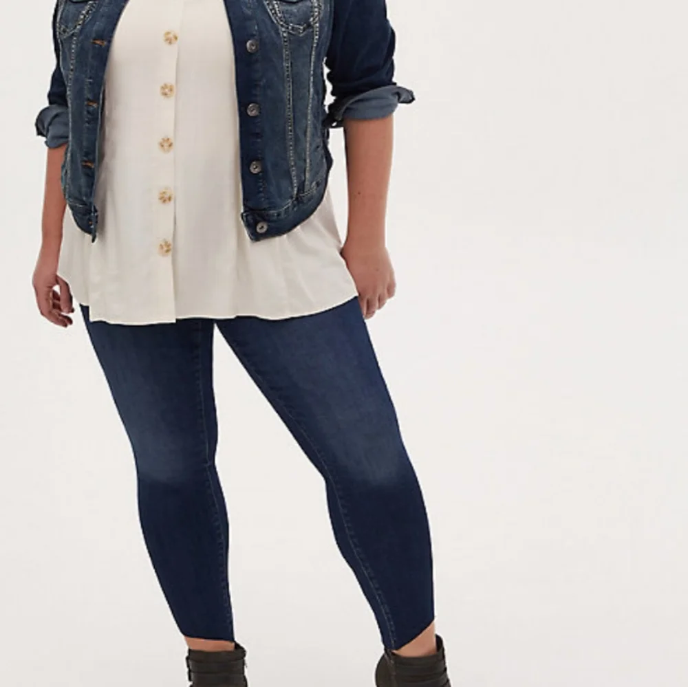 🎉HOST PICK🎉 Torrid High Rise Skinny Jean w/ Step Hem (10) - Picture 3 of 8